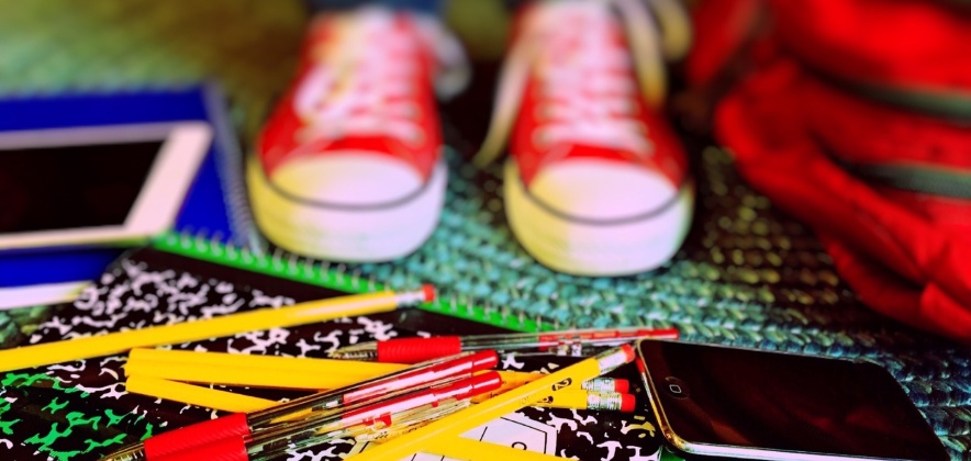 Quaderni e matite colorate per le attività scolastiche